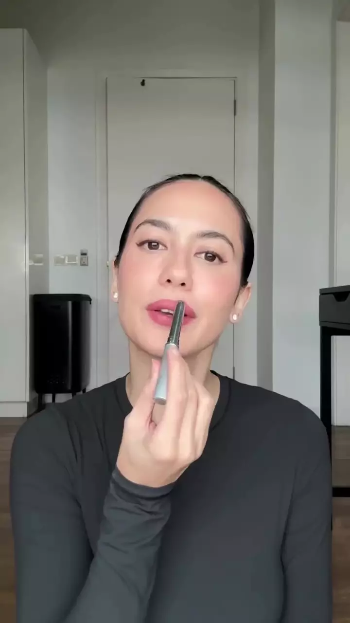 cara Pevita Pearce pakai lipstik © Instagram