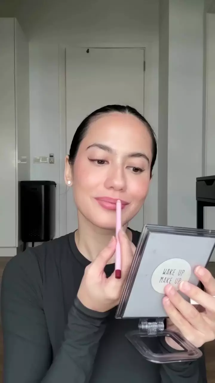 cara Pevita Pearce pakai lipstik © Instagram