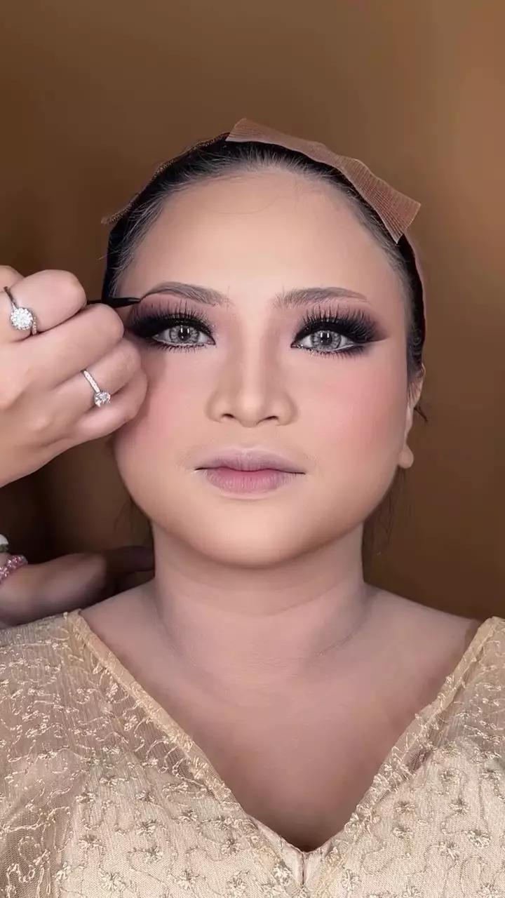 cewek berwajah bulat dengan eye look dramatis © Instagram cewek berwajah bulat dengan eye look dramatis © Instagram