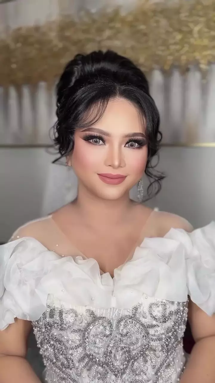 cewek berwajah bulat dengan eye look dramatis © Instagram cewek berwajah bulat dengan eye look dramatis © Instagram