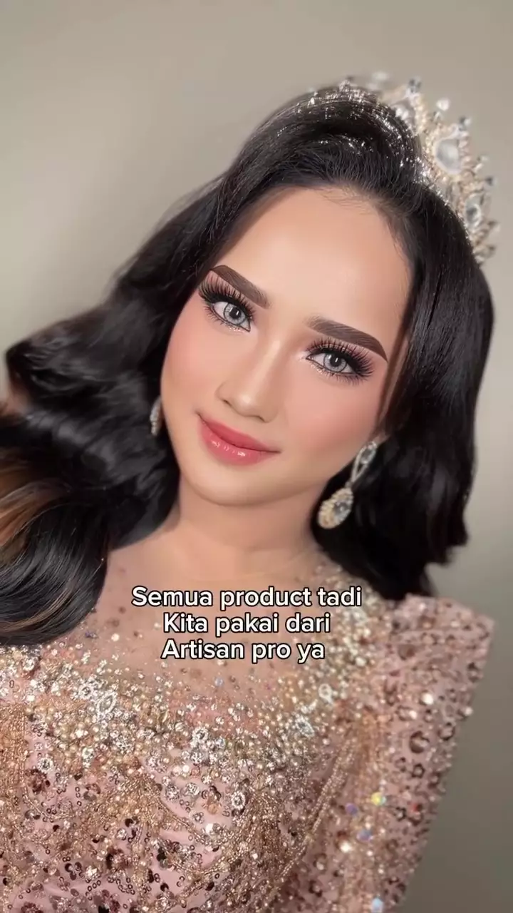 MUA ini bagikan kunci makeup glowing © Instagram MUA ini bagikan kunci makeup glowing © Instagram