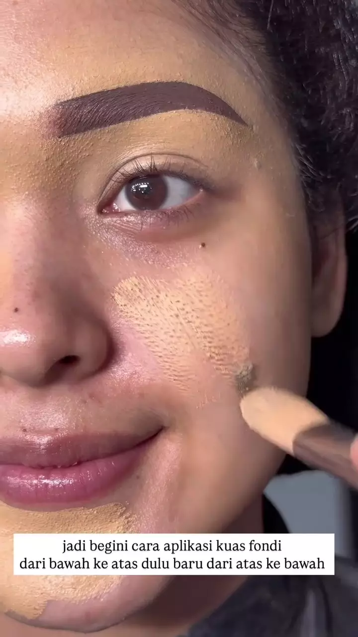trik aplikasikan foundation pakai kuas © Instagram