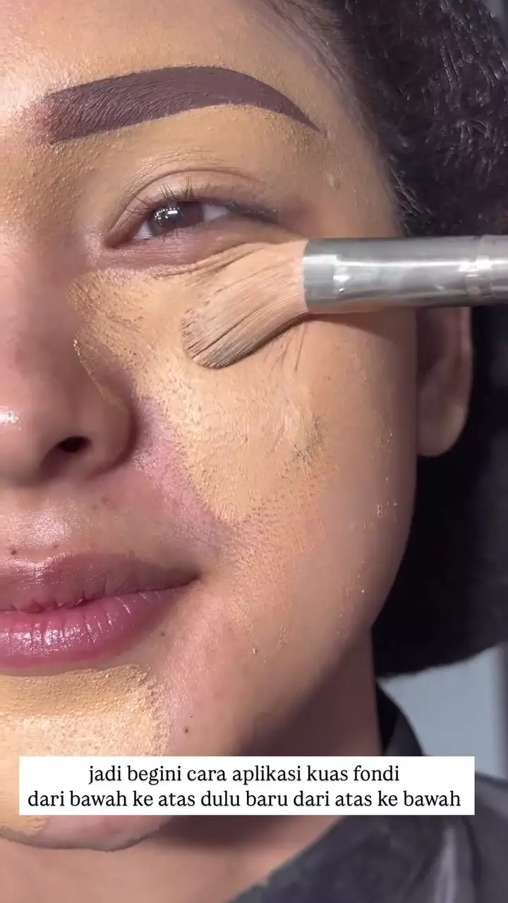 trik aplikasikan foundation pakai kuas © Instagram