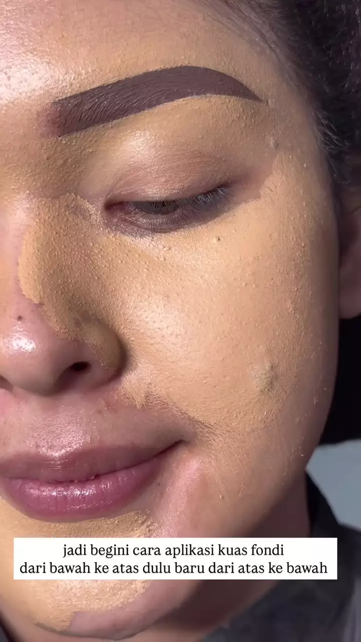 trik aplikasikan foundation pakai kuas © Instagram