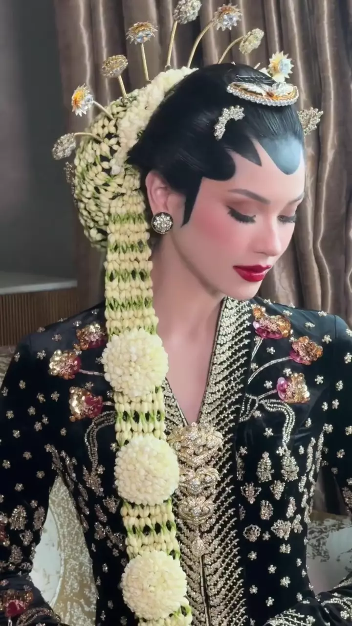 makeup Alyssa Daguise pakai paes © Instagram