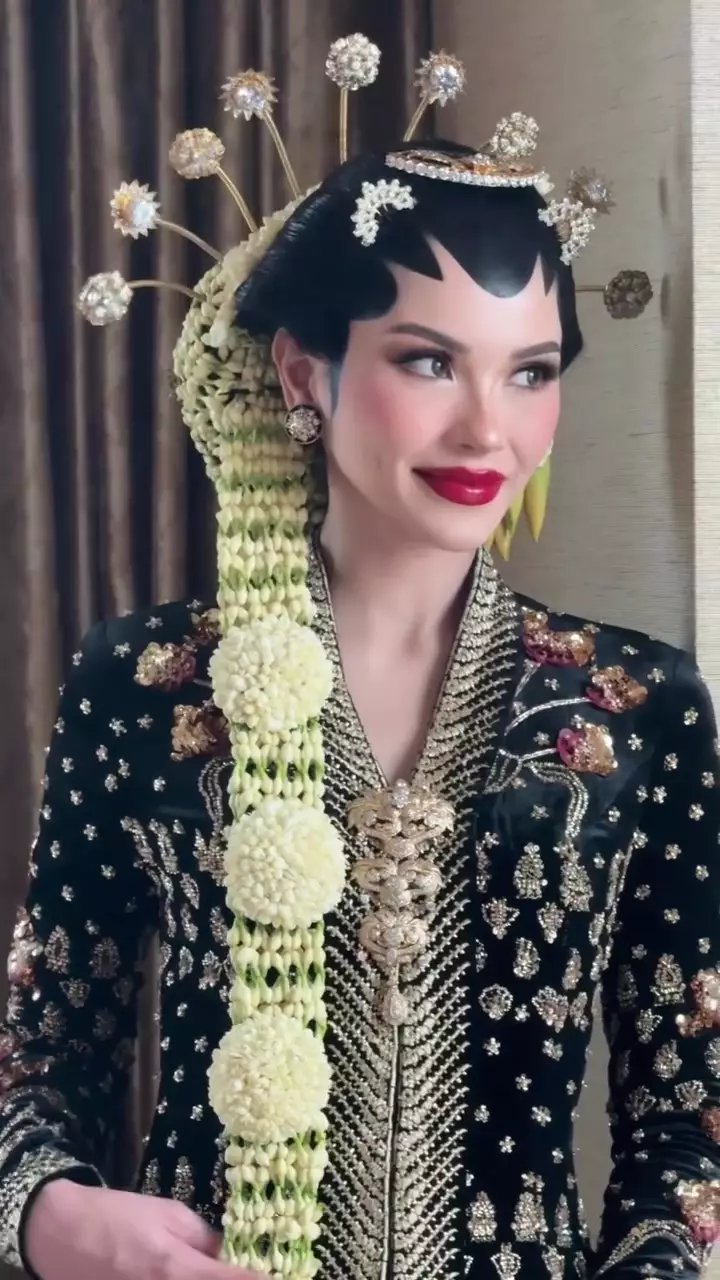 makeup Alyssa Daguise pakai paes © Instagram