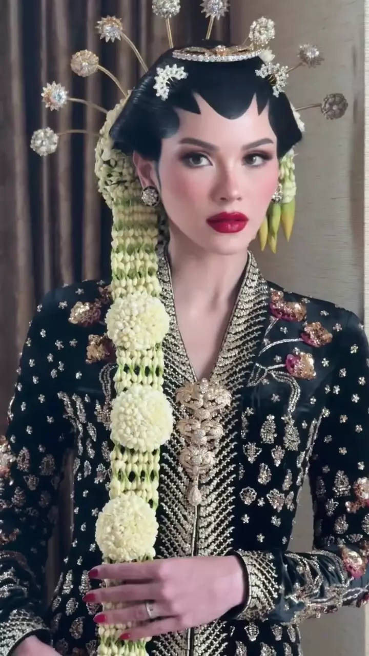 makeup Alyssa Daguise pakai paes © Instagram