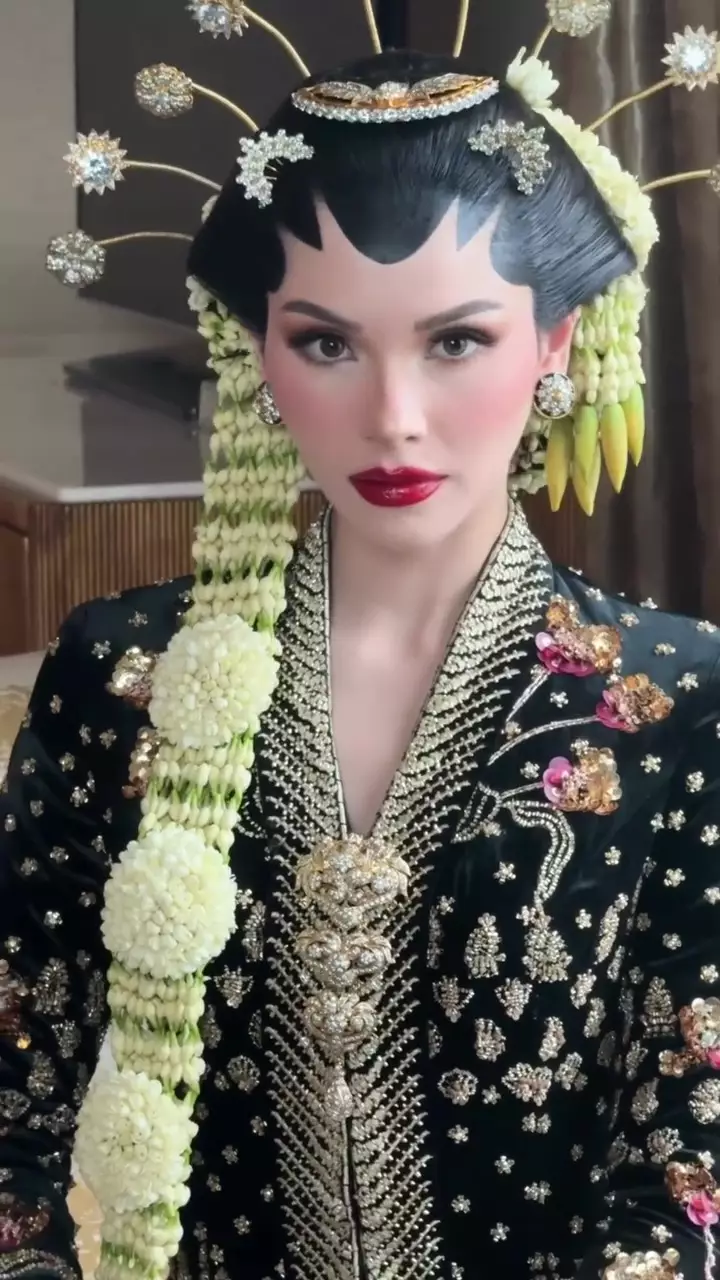 makeup Alyssa Daguise pakai paes © Instagram