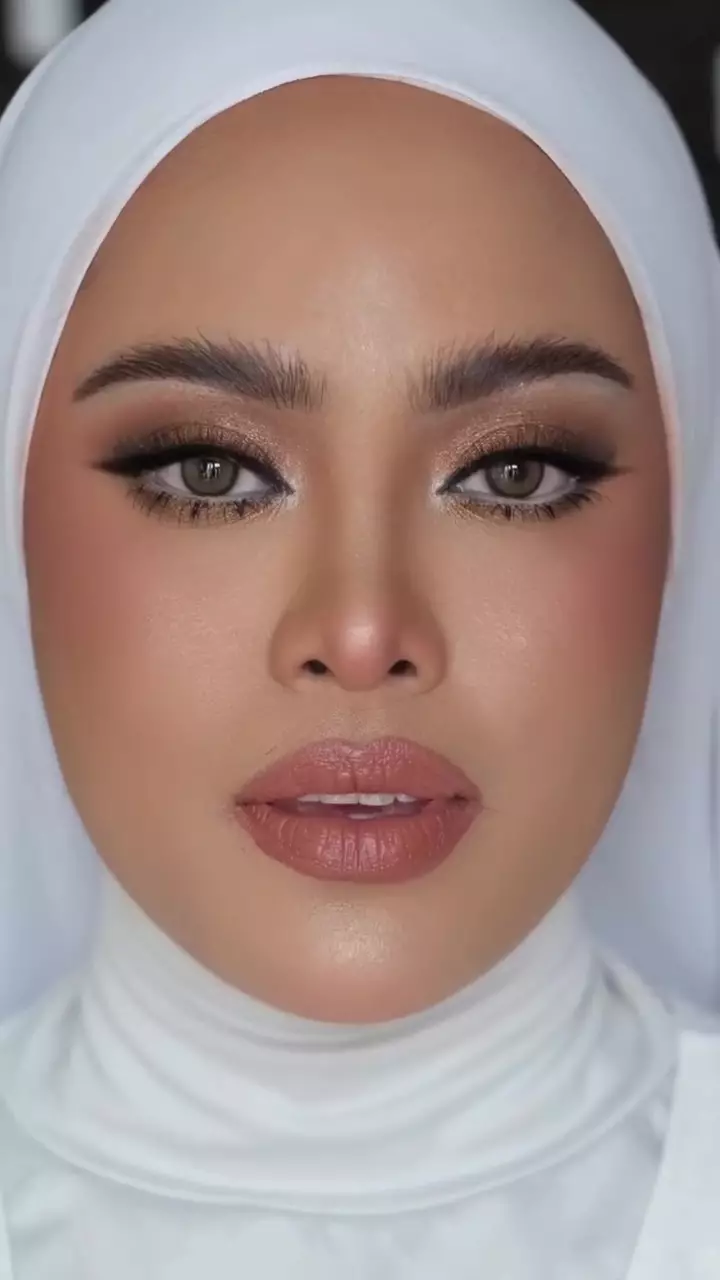 cewek tan skin pakai glamor makeup © Instagram 