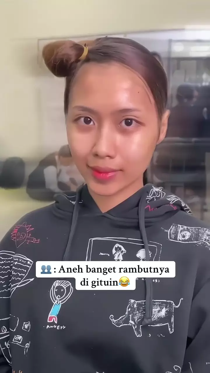 Sanggul depan bikin salfok, transformasi model ini langsung jadi sorotan usai dirias glam makeup © 2025 brilio.net