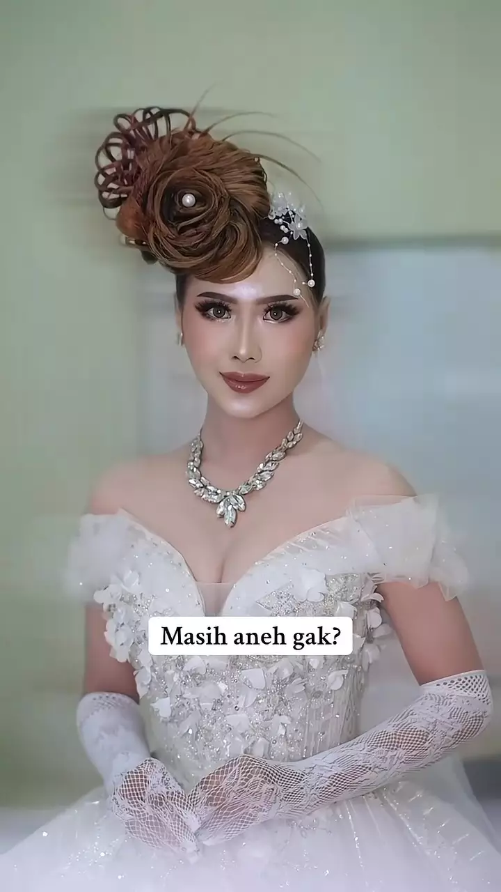 Sanggul depan bikin salfok, transformasi model ini langsung jadi sorotan usai dirias glam makeup © 2025 brilio.net