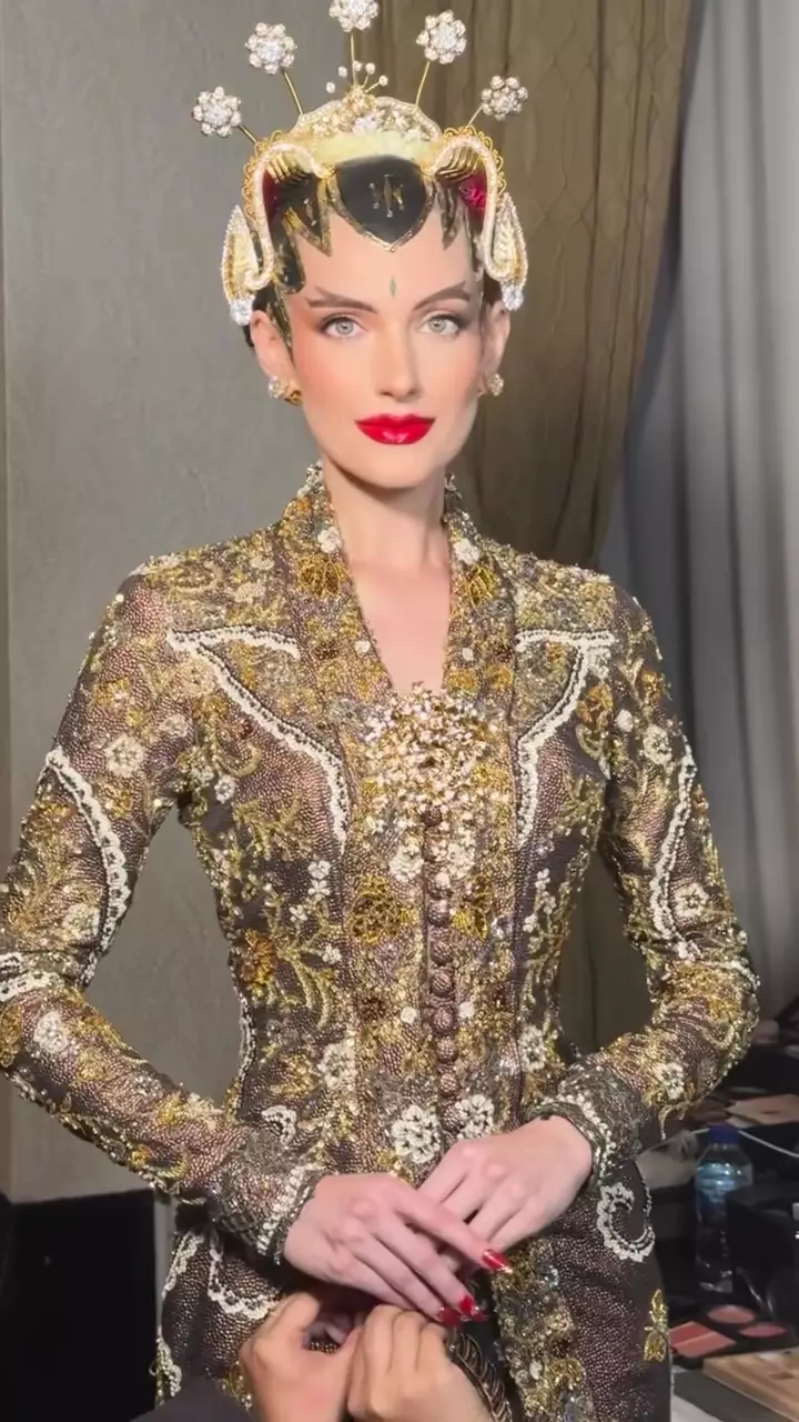 cewek bule dirias klasik makeup © Instagram 