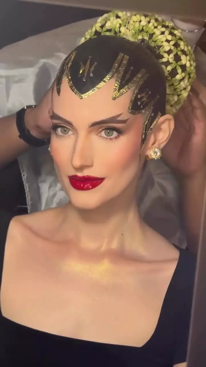 cewek bule dirias klasik makeup © Instagram 