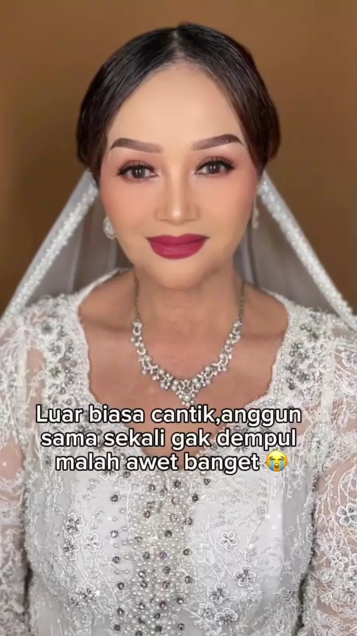ibu-ibu dirias bold ala pengantin © Instagram 