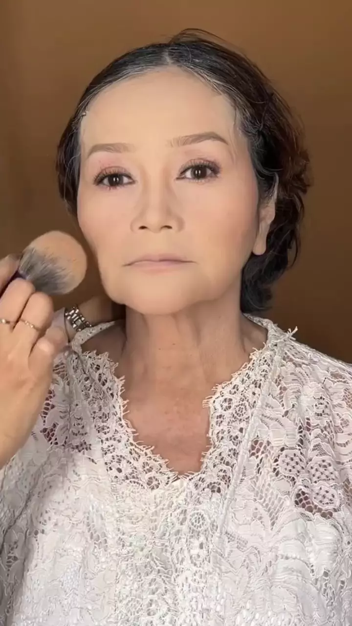 ibu-ibu dirias bold ala pengantin © Instagram 