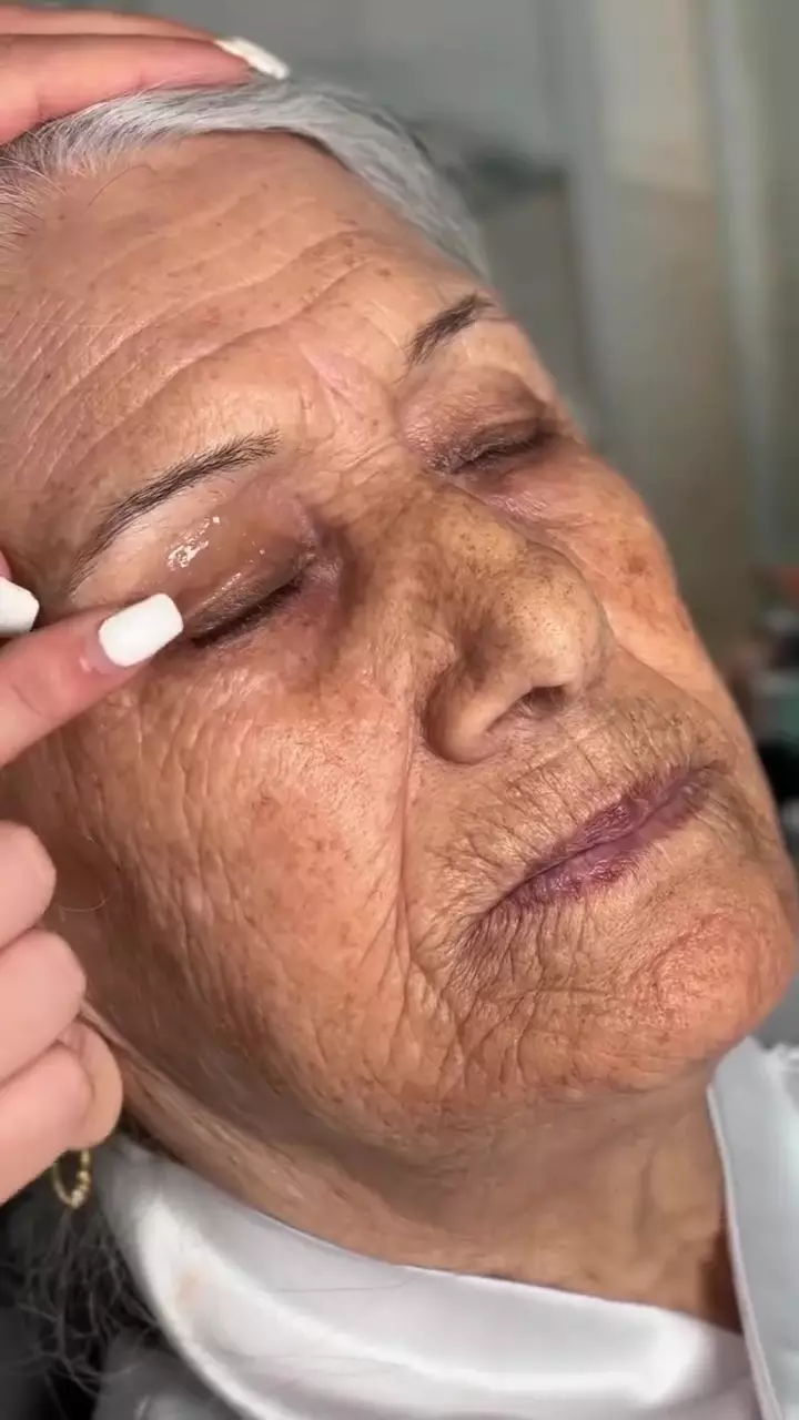 Tak pakai facelift tape © Instagram 