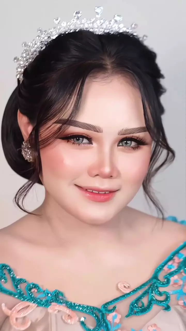 cewek berwajah bulat dirias untuk lamaran © Instagram  cewek berwajah bulat dirias untuk lamaran © Instagram