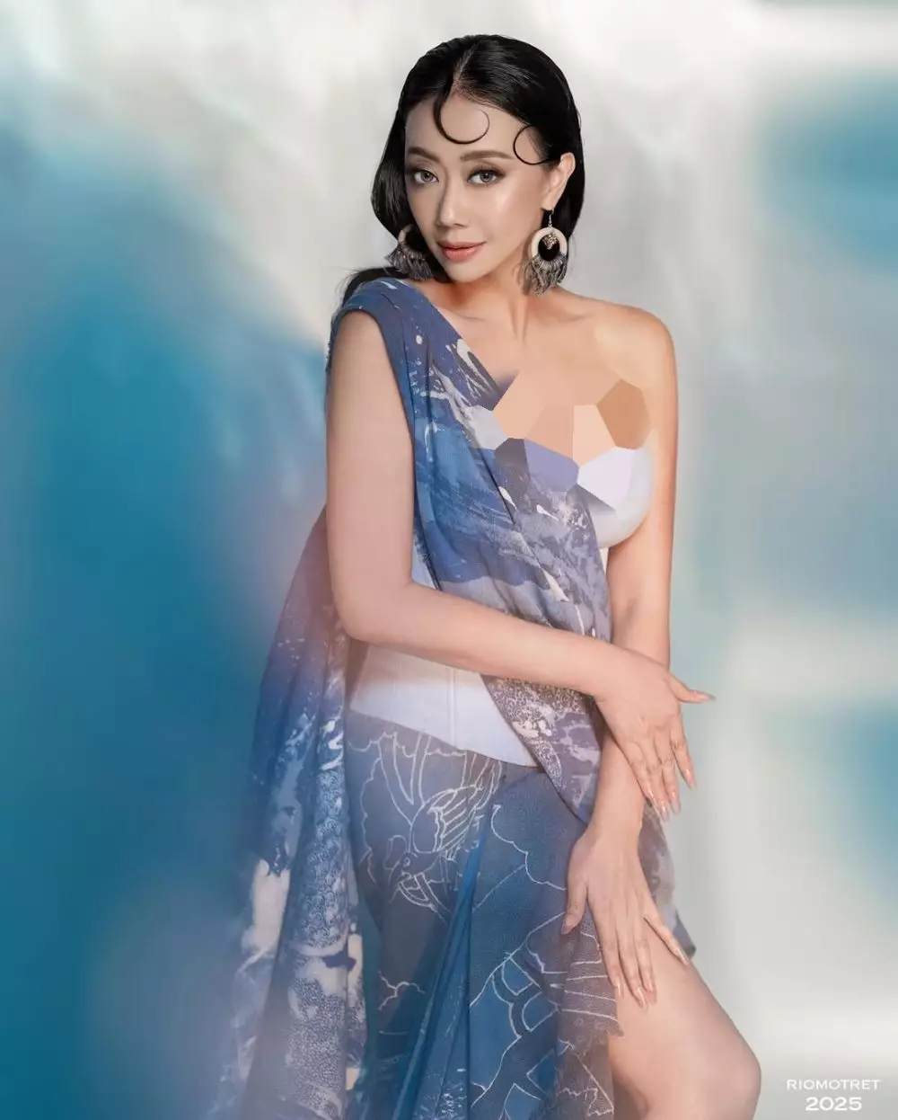 Asri Welas dengan glam makeup © Instagram 