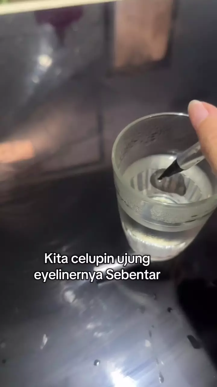 Eyeliner kering karena lupa ditutup © Instagram 