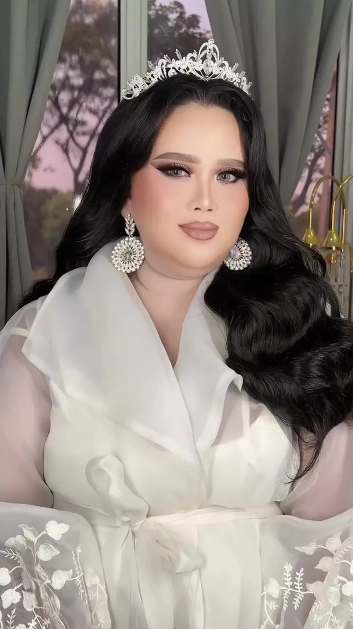 Makeup glamor bikin lupa wajah asli © Instagram 