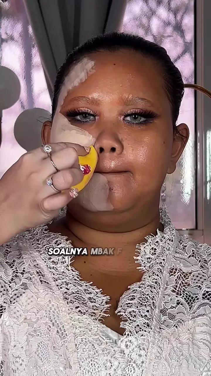 Makeup glamor bikin lupa wajah asli © Instagram 