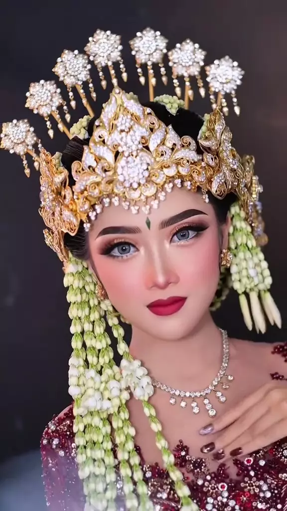 MUA ini buktikan makeup bold tampilkan kesan anggun © TikTok MUA ini buktikan makeup bold tampilkan kesan anggun © TikTok