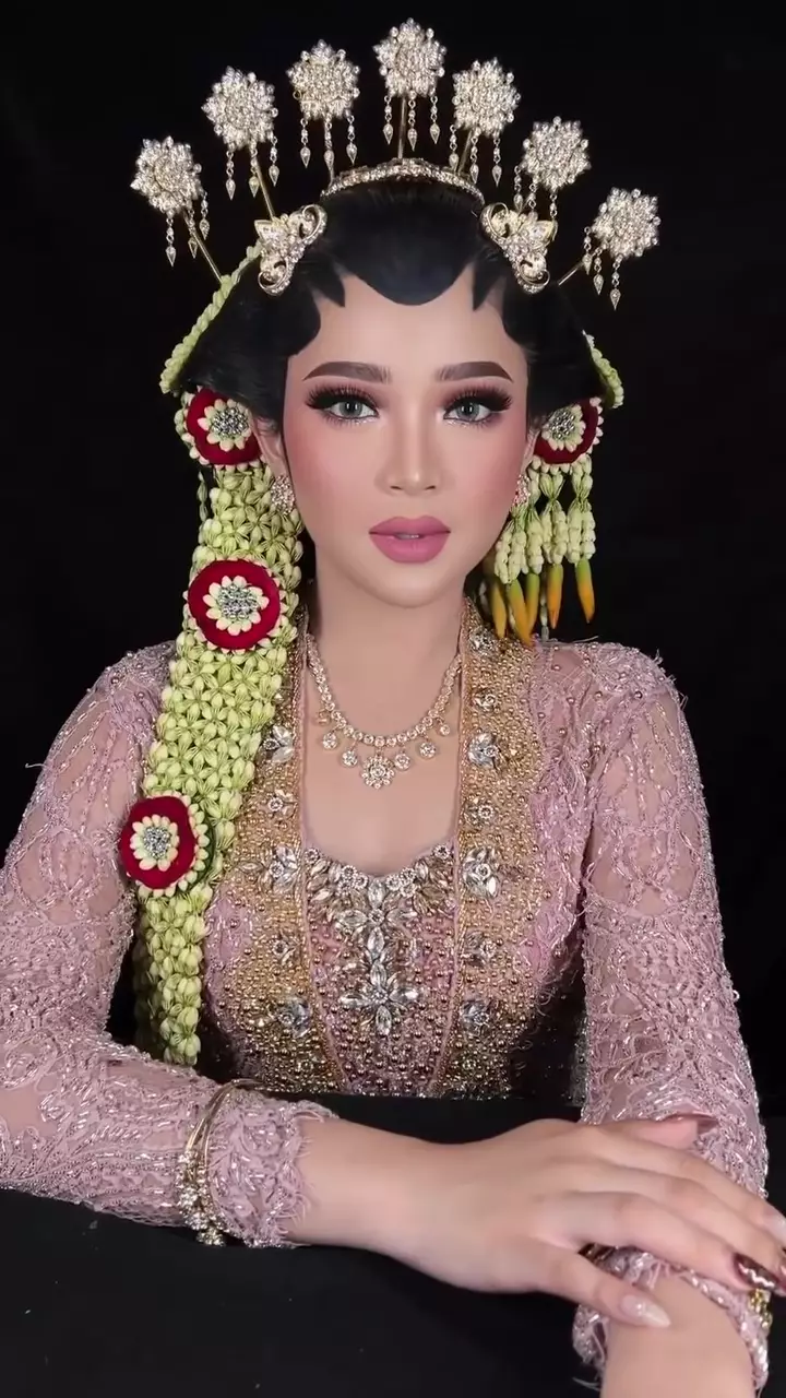 Transformasi pengantin Jawa dirias pink nude © Instagram  Transformasi pengantin Jawa dirias pink nude © Instagram