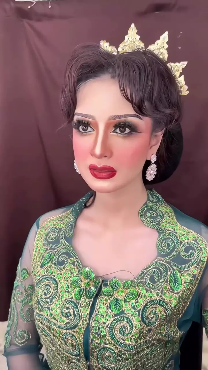 Transformasi wanita dengan makeup menor © Instagram  Transformasi wanita dengan makeup menor © Instagram