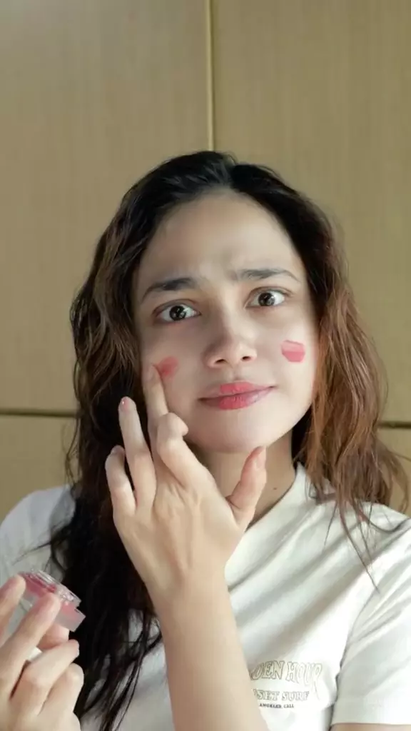 trik makeup praktis ala Syifa © TikTok trik makeup praktis ala Syifa © TikTok