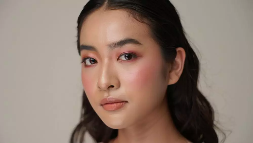 Trik makeup kondangan simpel 10 menit © 2025 brilio.net