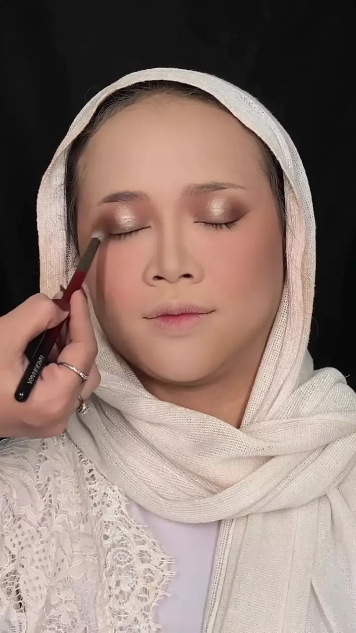 wanita dengan kantung mata hitam © Instagram