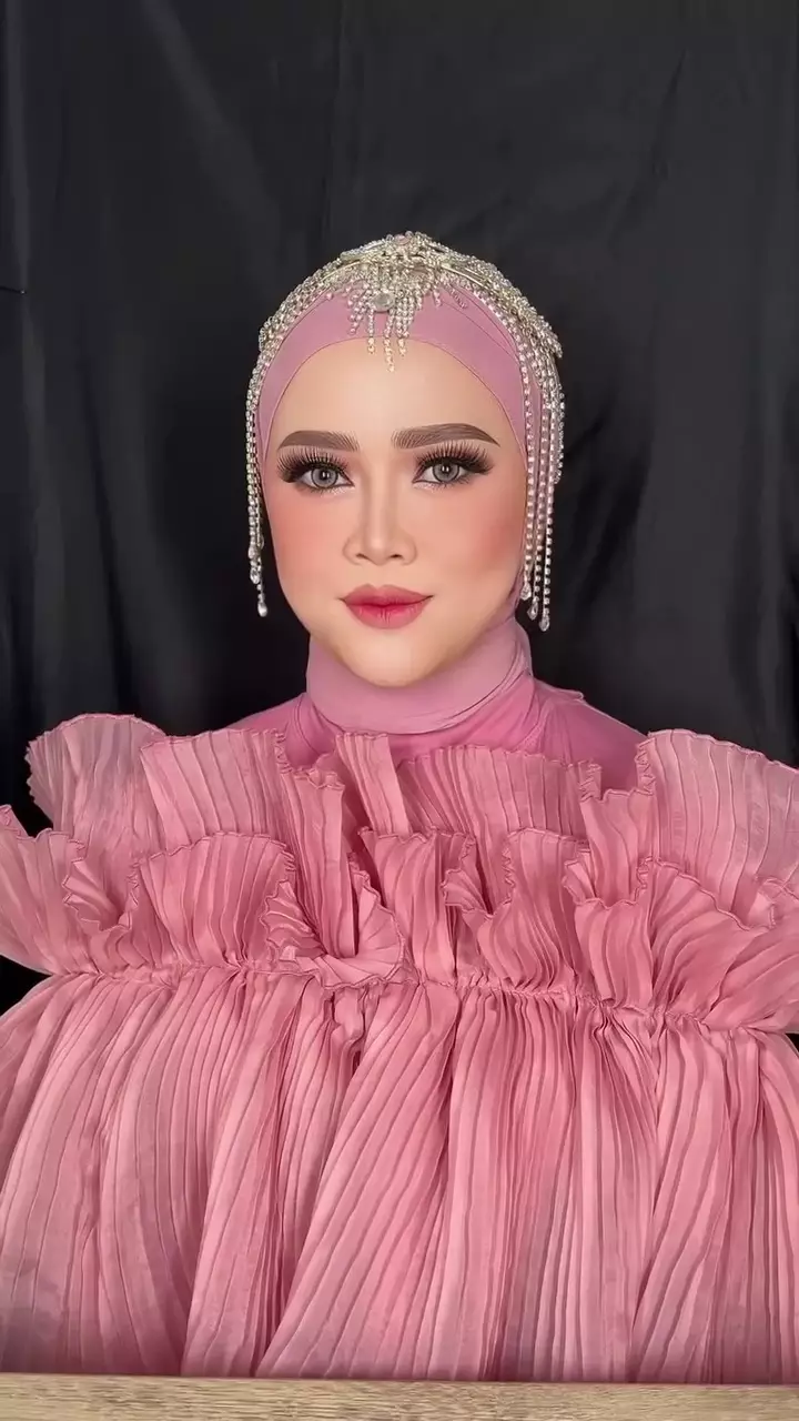 wanita dengan kantung mata hitam © Instagram