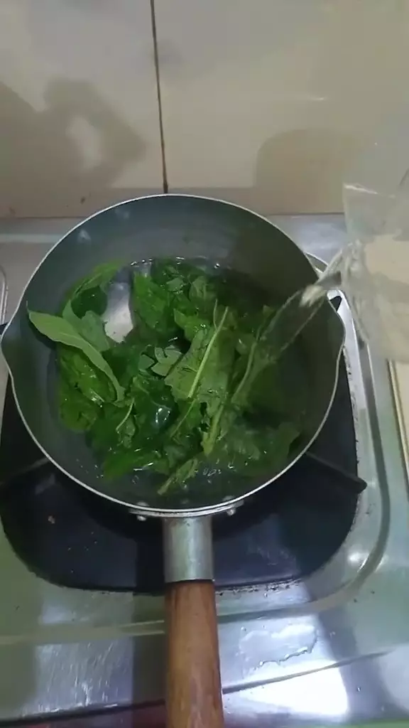 Cara alami menghitamkan uban © TikTok Cara alami menghitamkan uban © TikTok