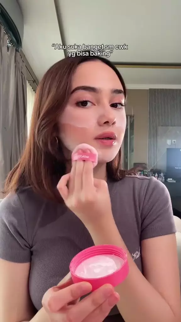 cara Syifa Hadju pakai bedak tabur © TikTok