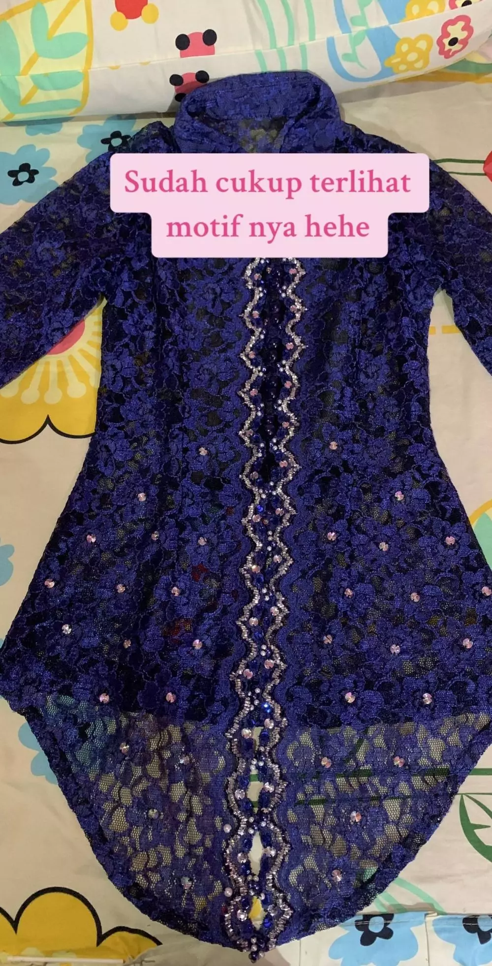 Wanita ini rombak baju kebaya © TikTok