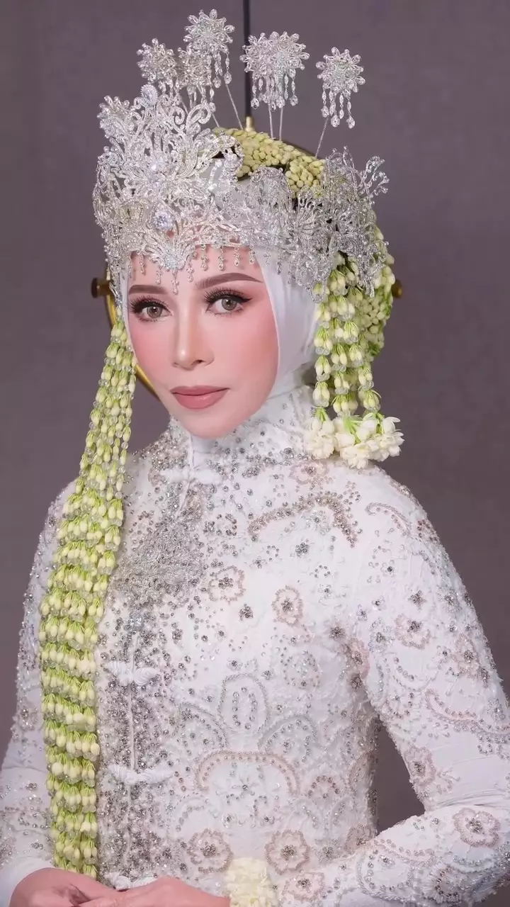 glam makeup Melly Goeslaw © 2025 brilio.net glam makeup Melly Goeslaw © 2025 brilio.net