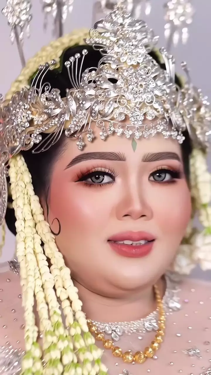 pengantin berwajah bulat dirias classic makeup © Instagram 