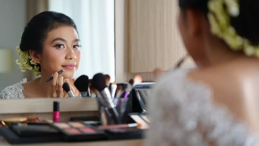 Makeup simpel untuk pernikahan di rumah © 2025 brilio.net