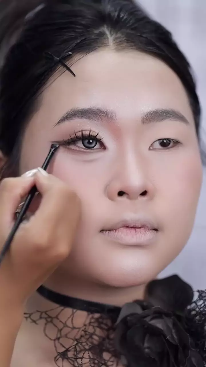 Sulap mata kecil jadi lebar © Instagram Sulap mata kecil jadi lebar © Instagram