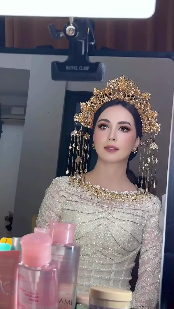 makeup Arumi Bachsin saat upacara © 2025 brilio.net