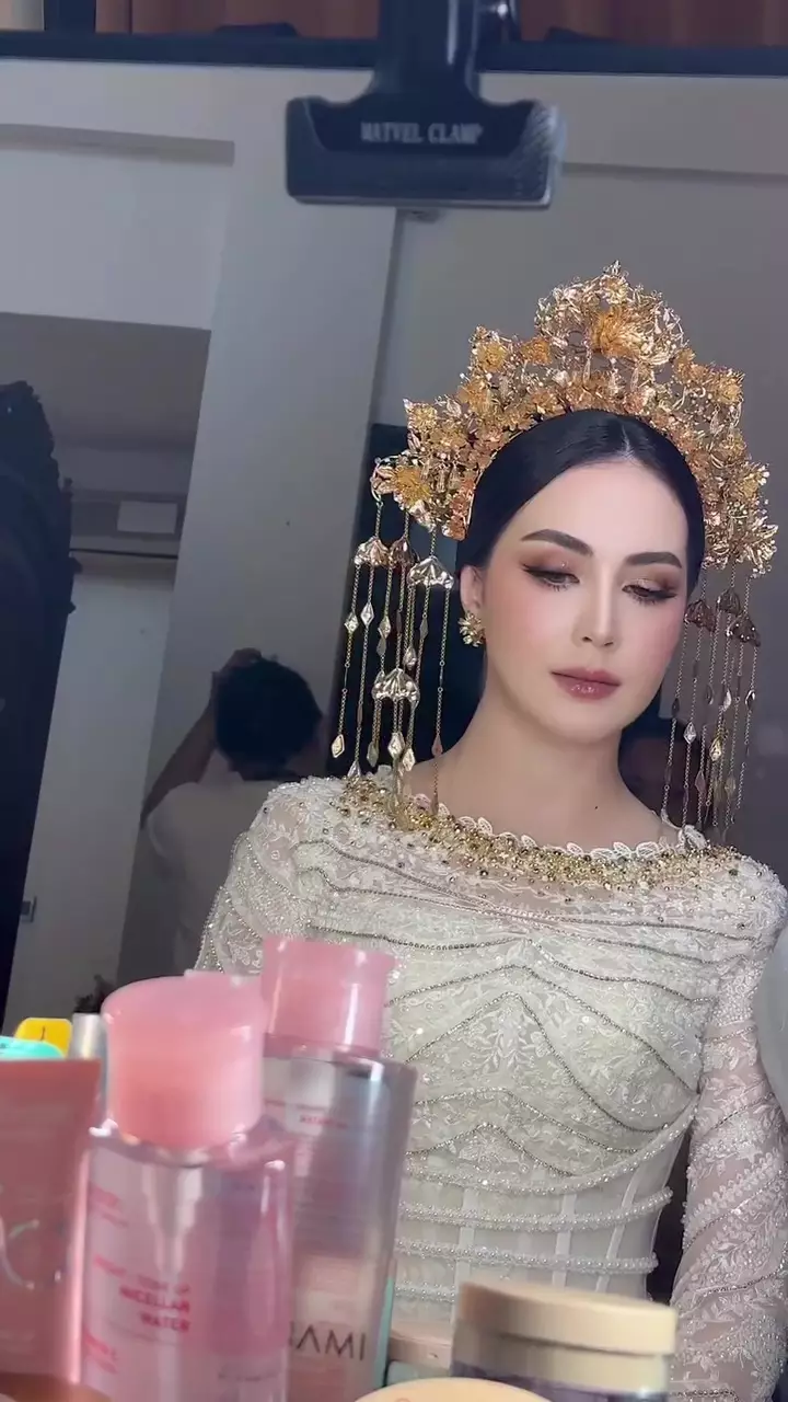 makeup Arumi Bachsin saat upacara © 2025 brilio.net