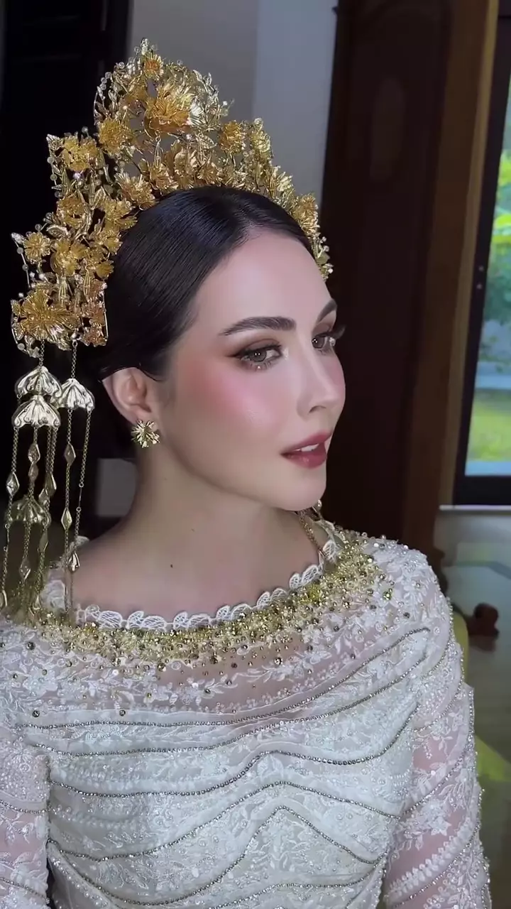 makeup Arumi Bachsin saat upacara © 2025 brilio.net