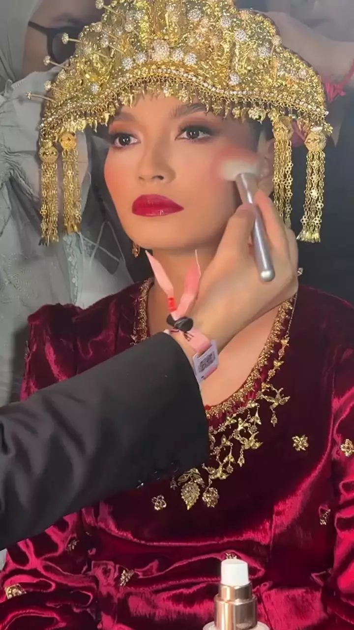 makeup bold Selvi Ananda © Instagram makeup bold Selvi Ananda © Instagram