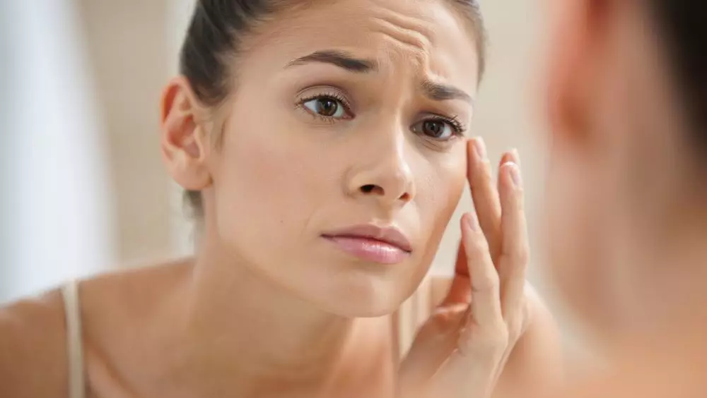 Cara cepat hilangkan garis halus di wajah © 2025 brilio.net Cara cepat hilangkan garis halus di wajah © 2025 brilio.net