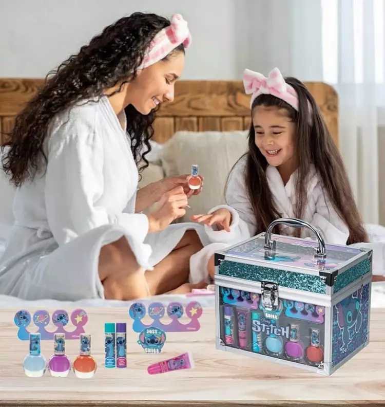 Rekomendasi makeup untuk anak kecil © 2025 brilio.net Rekomendasi makeup untuk anak kecil © 2025 brilio.net