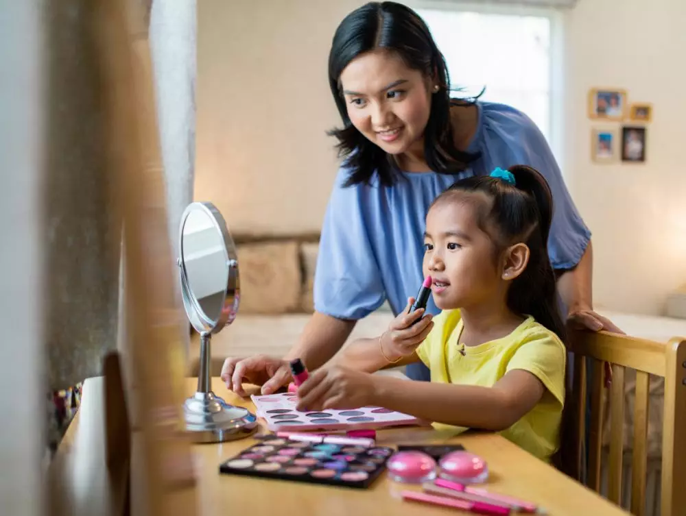 Rekomendasi makeup untuk anak kecil © 2025 brilio.net Rekomendasi makeup untuk anak kecil © 2025 brilio.net