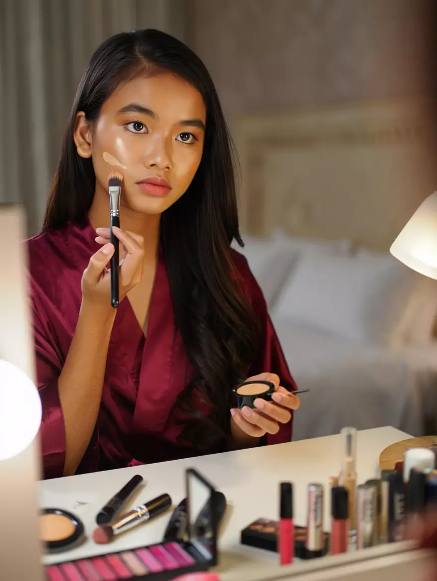 Rekomendasi makeup untuk kulit kusam © 2025 brilio.net Rekomendasi makeup untuk kulit kusam © 2025 brilio.net