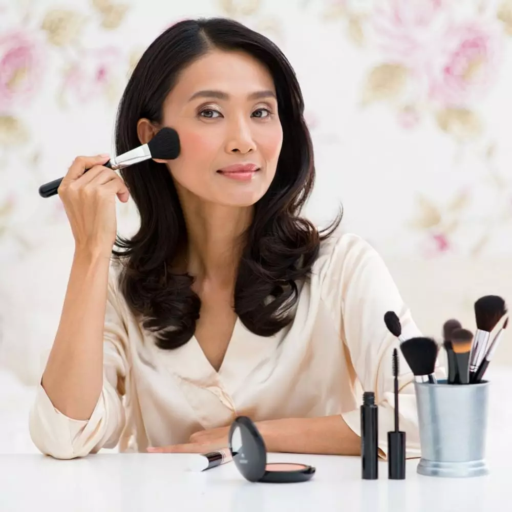 Rekomendasi bedak usia 50-an anticrack yang bikin awet muda © 2025 brilio.net Rekomendasi bedak usia 50-an anticrack yang bikin awet muda © 2025 brilio.net