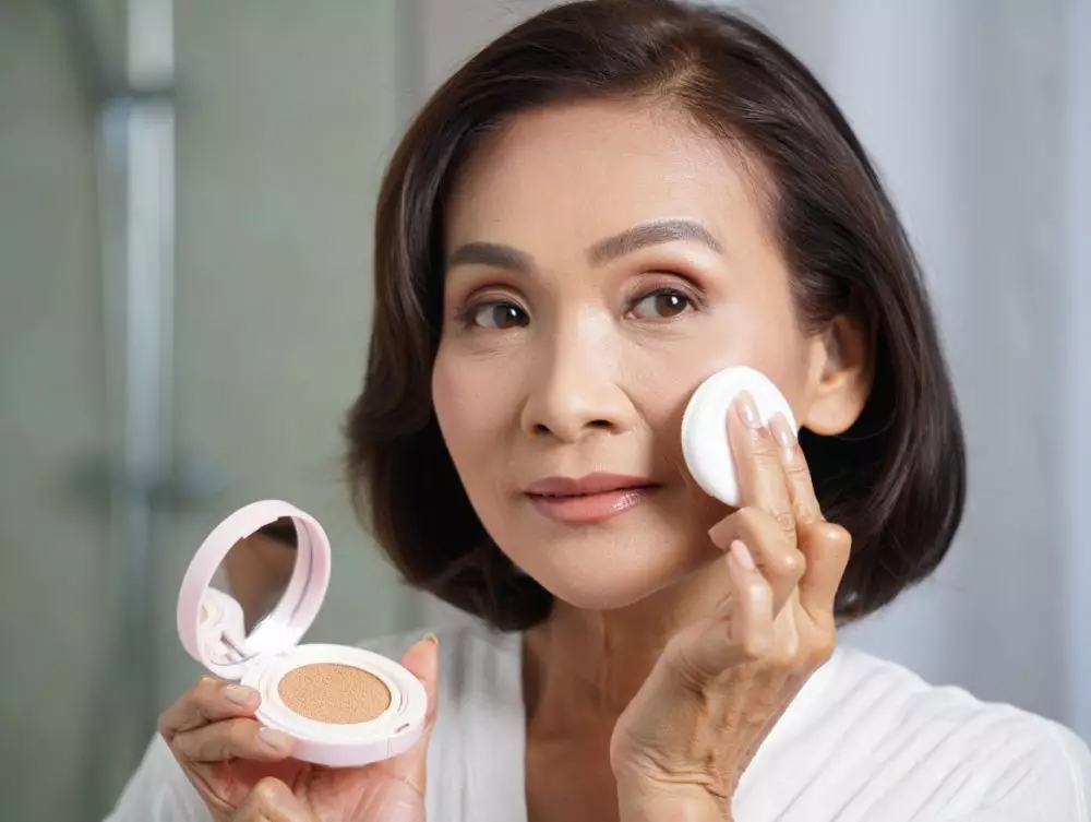 Rekomendasi cushion terbaik untuk kulit matang di usia 50-an © 2025 brilio.net