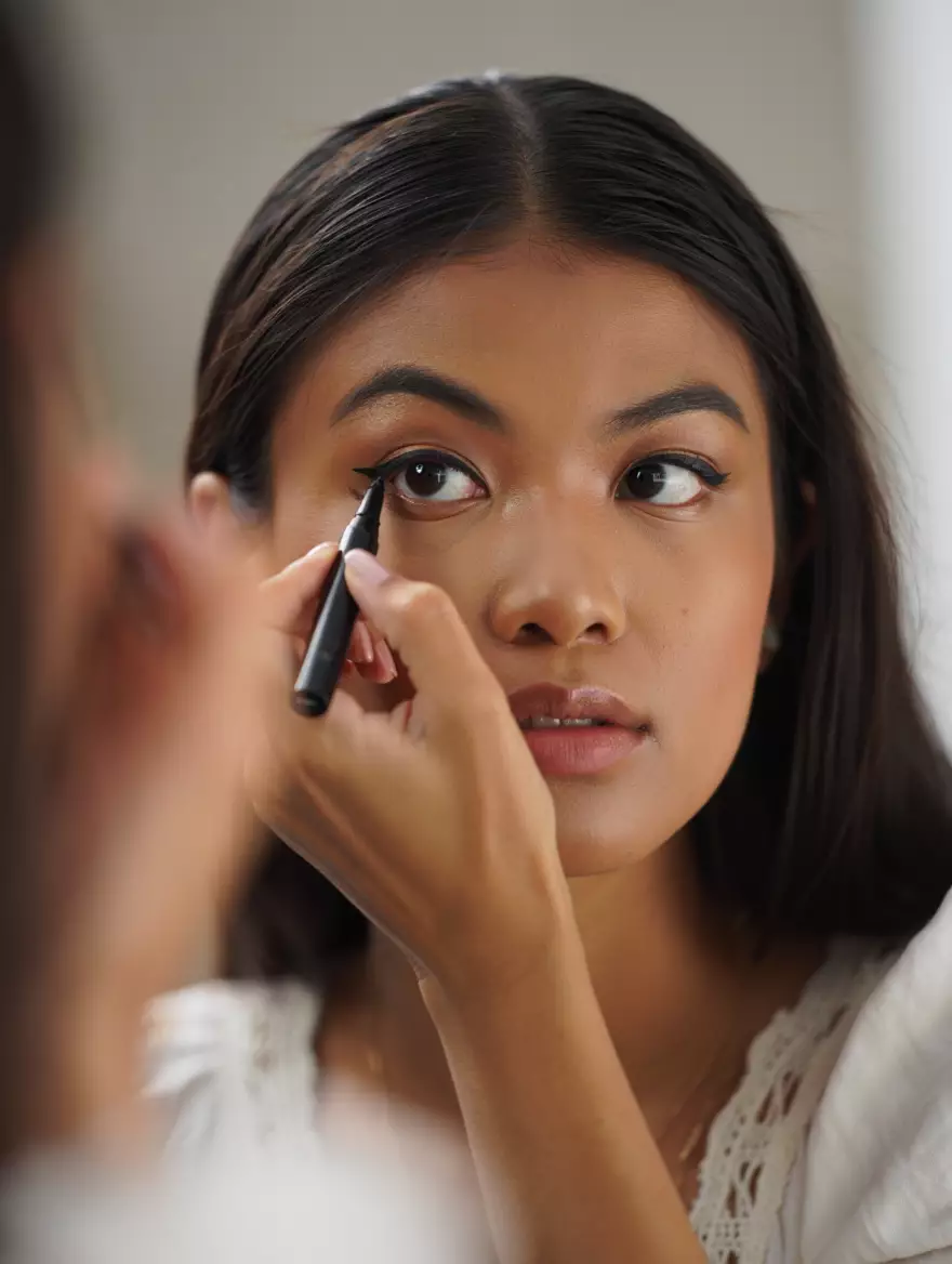 Rekomendasi eyeliner pen di bawah Rp30 ribu © 2025 brilio.net Rekomendasi eyeliner pen di bawah Rp30 ribu © 2025 brilio.net